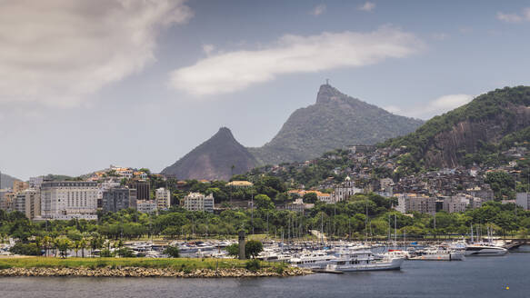 Flamengo-Viertel mit der ikonischen Christus-Erlöser-Statue ganz rechts, Rio de Janeiro, Brasilien, Südamerika - RHPLF03302