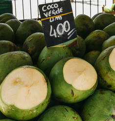 Reife Kokosnüsse zum Verkauf auf einem Straßenmarkt in Rio de Janeiro, Brasilien, Südamerika - RHPLF03306