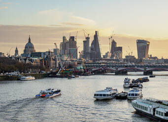 Blick über die Themse auf die City of London bei Sonnenaufgang, London, England, Vereinigtes Königreich, Europa - RHPLF03310