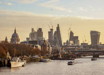 Blick über die Themse auf die City of London bei Sonnenaufgang, London, England, Vereinigtes Königreich, Europa - RHPLF03311