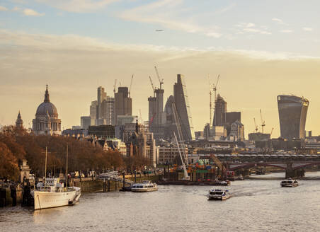 Blick über die Themse auf die City of London bei Sonnenaufgang, London, England, Vereinigtes Königreich, Europa - RHPLF03311