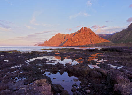 Küste und Anaga-Gebirge bei Sonnenuntergang, Punta del Hidalgo, Insel Teneriffa, Kanarische Inseln, Spanien, Atlantik, Europa - RHPLF03330