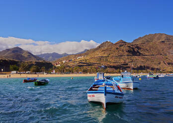 Bunte Fischerboote am Strand von Las Teresitas, San Andres, Insel Teneriffa, Kanarische Inseln, Spanien, Atlantik, Europa - RHPLF03334
