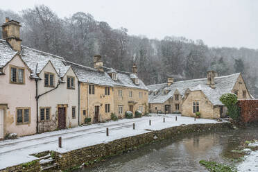 Schneebedeckte Häuser am Bach in Castle Combe, Wiltshire, England, Vereinigtes Königreich, Europa - RHPLF03342