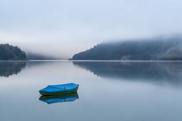 Boot auf dem Sylvensteinsee am Morgen, Landkreis Bad Tolz-Wolfratshausen, Bayern, Deutschland, Europa - RHPLF03349