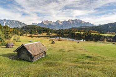 Hütten mit Geroldsee und Karwendelalpen im Hintergrund, Krun, Oberbayern, Bayern, Deutschland, Europa - RHPLF03352