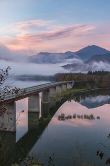 Sylvensteinsee und Brücke umgeben vom Morgennebel in der Morgendämmerung, Landkreis Bad Tolz-Wolfratshausen, Bayern, Deutschland, Europa - RHPLF03353