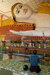 Buddhistische Gebete, Bagan (Pagan), Myanmar (Burma), Asien - RHPLF03363