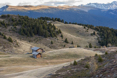 Almen (Berghütten) auf den Feldern, Seiser Alm, Trentino, Italien, Europa - RHPLF03386
