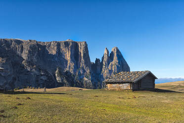 Alm (Berghütte) auf den Feldern, Seiser Alm, Trentino, Italien, Europa - RHPLF03389