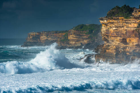 Stürmische See und Himmel an der Küstenstraße zwischen den Stränden Bondi und Tamarama, Sydney, New South Wales, Australien, Pazifik - RHPLF03394