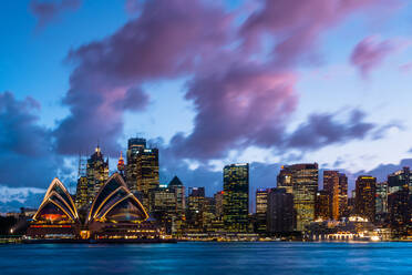 Skyline und Hafen von Sydney mit dem Opernhaus in der Abenddämmerung, Sydney, New South Wales, Australien, Pazifik - RHPLF03395