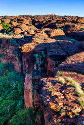 Sandsteinkuppeln am Rande einer Klippe, mit dem Garten Eden darunter, in Watarrka (Kings Canyon), Northern Territory, Australien, Pazifik - RHPLF03399
