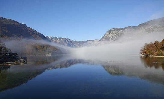 Auflösender Nebel, Bohinj-See, Triglav-Nationalpark, Slowenien, Europa - RHPLF03413