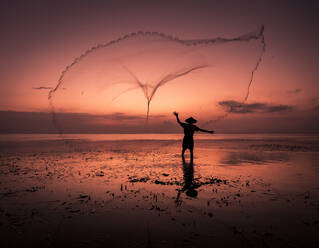 Sonnenaufgang Fischer wirft sein Netz aus, Bali, Indonesien, Südostasien, Asien - RHPLF03417