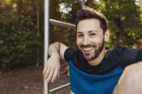 Porträt eines glücklichen Mannes auf dem Fitnessparcours, lizenzfreies Stockfoto