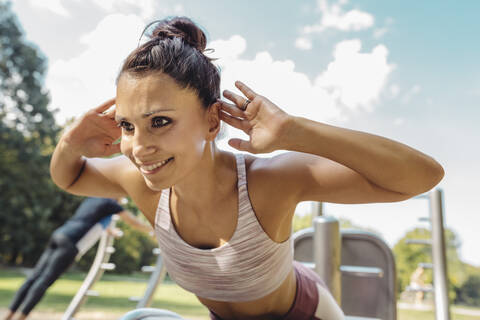 Porträt eines Mannes, der Liegestütze auf einem Fitnessparcours macht, lizenzfreies Stockfoto