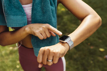 Sporty woman’s arm with smartwatch - MFF04855