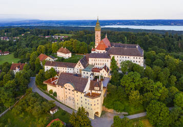 Luftaufnahme des Klosters Andechs in Oberbayern bei Deutschland - SIE08892