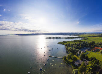 Landschaftlicher Blick auf den Ammersee gegen den Himmel an einem sonnigen Tag, Bayern, Deutschland - SIEF08894