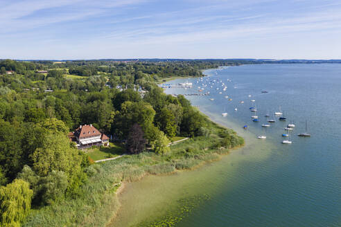 Blick von oben auf das Restaurant Altes Herrenhaus am Ammersee, Bayern, Deutschland - SIEF08903