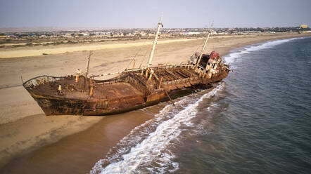 Luftaufnahme eines Schiffswracks am Strand, Namibe, Afrika - VEGF00510