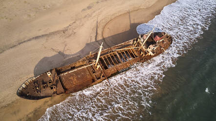 Luftaufnahme eines Schiffswracks am Strand, Namibe, Afrika - VEGF00511