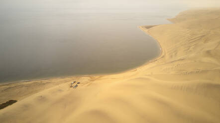 Luftaufnahme einer Expedition von 4x4-Fahrzeugen, von Tombua nach Foz de Cunene, Angola, Afrika - VEGF00528