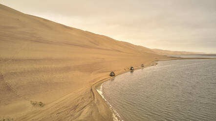 Luftaufnahme einer Expedition von 4x4-Fahrzeugen, von Tombua nach Foz de Cunene, Angola, Afrika - VEGF00532