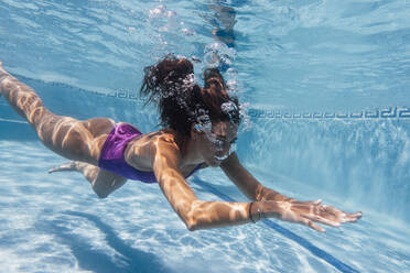 Woman underwater in a pool - OCMF00581