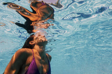 Frau unter Wasser in einem Pool - OCMF00582