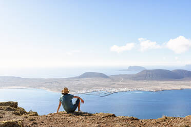 Mann am Aussichtspunkt mit Blick auf die Insel La Gracioas von Lanzarote, Kanarische Inseln, Spanien - KIJF02634