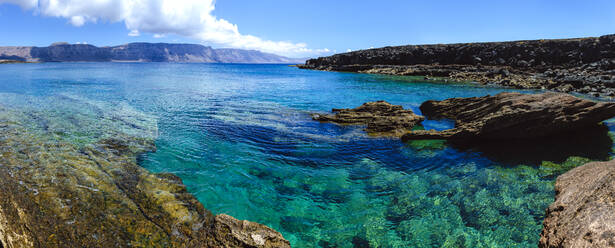 Klippen und Meer in La Graciosa, mit Lanzarote im Hintergrund, Kanarische Inseln, Spanien - KIJF02642