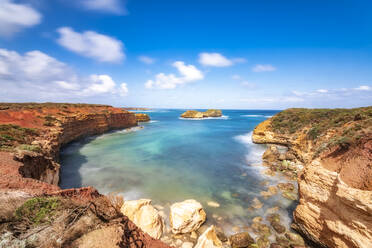 Twelve Apostles Marine National Park gegen den Himmel an einem sonnigen Tag, Victoria, Australien - SMAF01302
