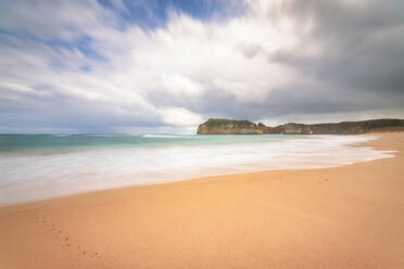 Blick auf den Strand bei bewölktem Himmel im Twelve Apostles Marine National Park, Victoria, Australien - SMAF01305