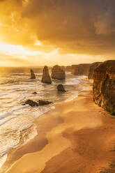 Gestapelte Felsen vor bewölktem Himmel im Twelve Apostles Marine National Park, Victoria, Australien - SMAF01310