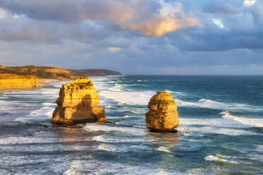 Stapel Felsen im Meer bewölkten Himmel bei Gibsons Steps, Victoria, Australien - SMAF01312