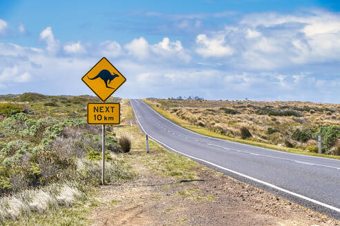 Känguru-Kreuzungsschild an der Great Ocean Road gegen den Himmel, Victoria, Australien - SMAF01314
