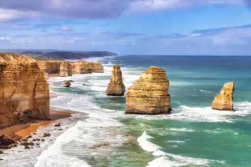 Stapel von Felsen gegen den Himmel im Twelve Apostles Marine National Park, Victoria, Australien - SMAF01315