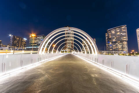 Beleuchtete Webb-Brücke in den Docklands bei klarem Himmel in der Nacht, Melbourne, Australien, lizenzfreies Stockfoto