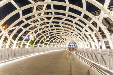 Beleuchtete Webb-Brücke in den Docklands bei Nacht, Melbourne, Australien - SMAF01320