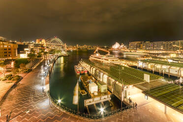 Beleuchteter Circular Quay bei Nacht in Sydney, Australien - SMAF01329