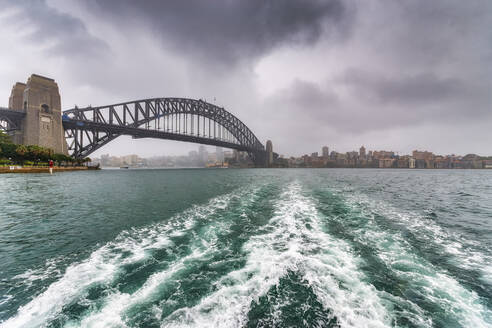 Sydney Harbor Bridge über den Fluss gegen bewölkten Himmel, Sydney, Australien - SMAF01331