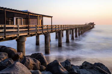 Der Pier bei Sonnenuntergang, Swakopmund, Namibia, Afrika - RHPLF03423