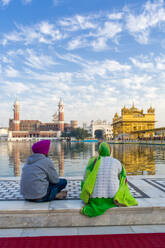 Sikhs im Goldenen Tempel (Harmandir Sahib) und Amrit Sarovar (Nektarbecken) (Nektarsee), Amritsar, Punjab, Indien, Asien - RHPLF03425