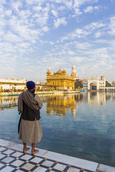 Sikh am Goldenen Tempel (Harmandir Sahib) und Amrit Sarovar (Nektarbecken) (Nektarsee), Amritsar, Punjab, Indien, Asien - RHPLF03426