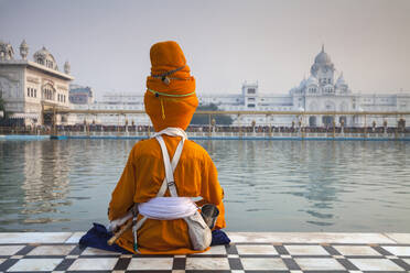 Sikh im Harmandir Sahib (Der Goldene Tempel), Amritsar, Punjab, Indien, Asien - RHPLF03447