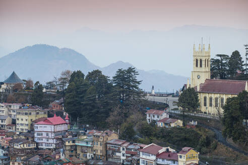 Blick auf die Stadt mit Blick auf den Bergrücken und die Christuskirche, Shimla (Simla), Himachal Pradesh, Indien, Asien - RHPLF03452