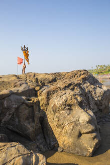 In den Fels gehauenes Gesicht von Lord Shiva, Ozran Beach, bekannt als Little Vagator Beach, Goa, Indien, Asien - RHPLF03471