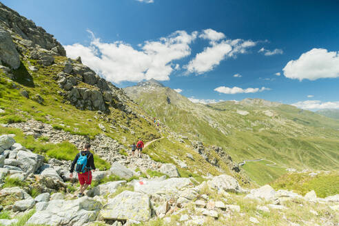 Wanderer auf dem Wanderweg Richtung Pizzo Tambo, Splugapass, Kanton Graubünden, Schweiz, Europa - RHPLF03502